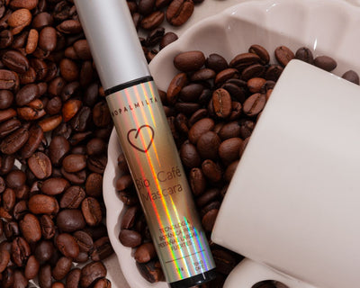 Cosmética con Café: Lo que dice la ciencia sobre sus beneficios para piel, cabello y pestañas